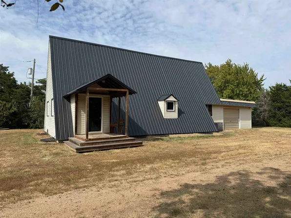 8232 N Prairie Lake Rd, Moundridge, KS 67107
