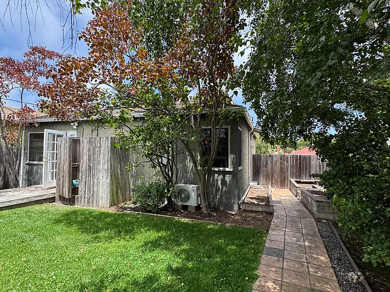 2434 23rd St — Photo 8
