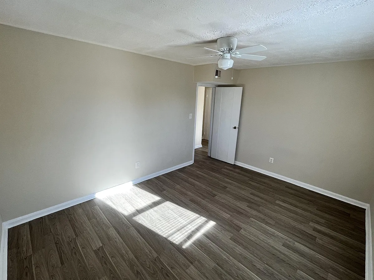 Building Photo - 811 Barnaby St SE #204