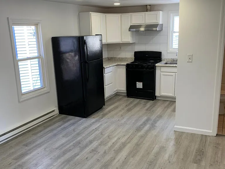 404 Railroad Ave — Photo 4