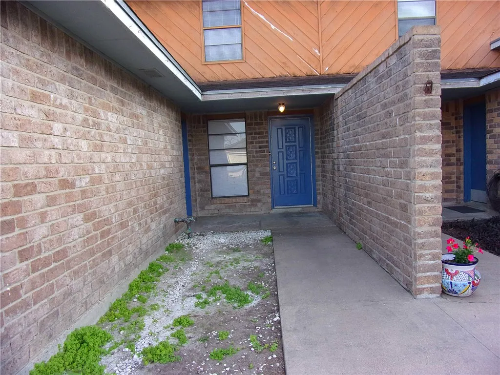 2 bed, 1.5 bath, 1417 sqft, $1,250 — Photo 1