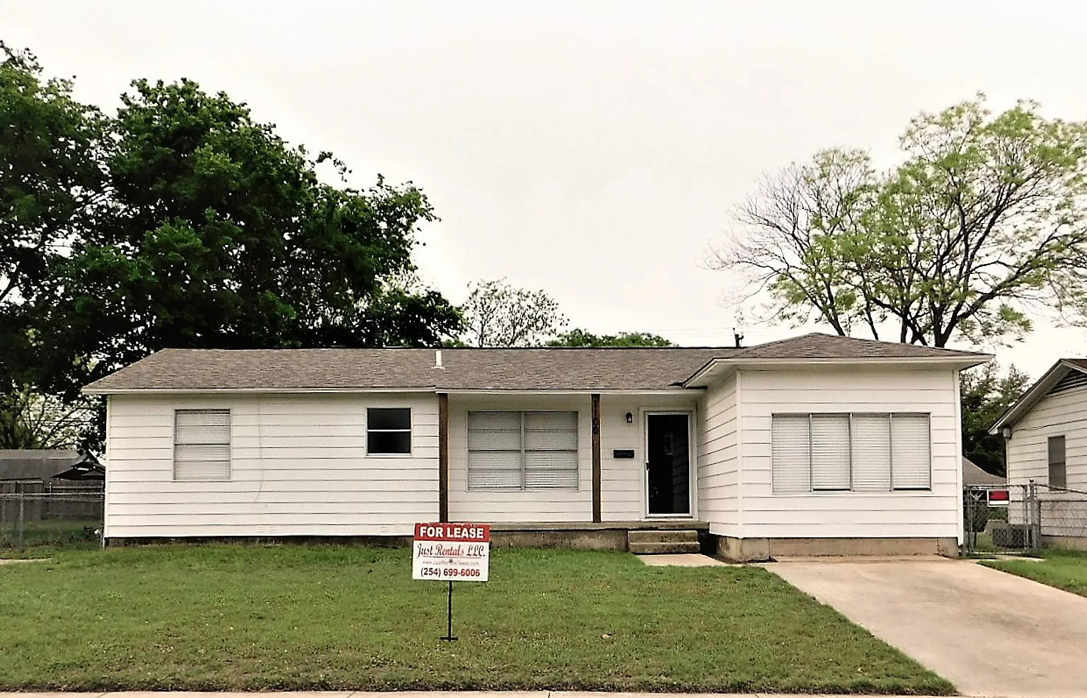 Available NOW Gorgeous 1 story, 4 bedroom, 1 bath home with a fenced yard and storage building in... — Photo 2