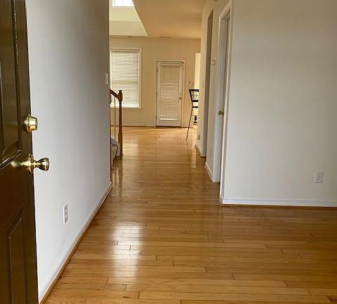 3rd image of 855 Parkland Pl