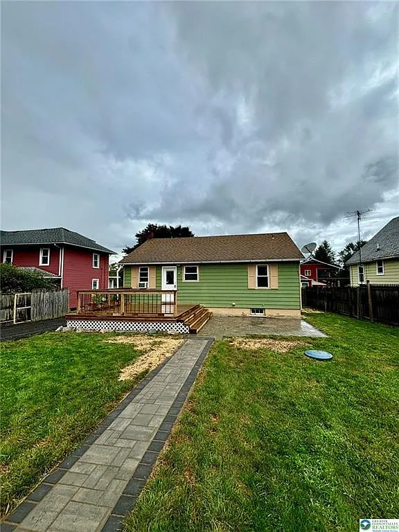 3 bed, 1.0 bath, 1396 sqft, $2,325 — Photo 3