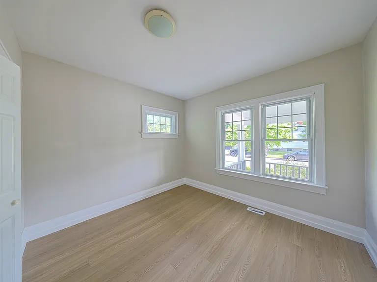 452 Nelson St — Photo 9