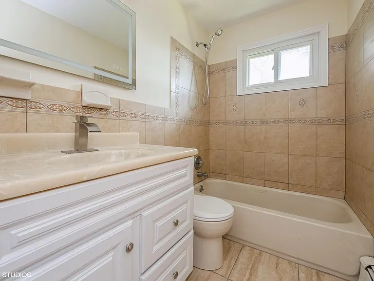 472 Essex St — Photo 13