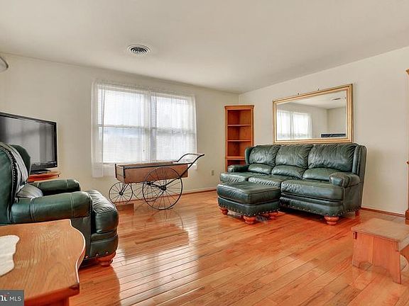 4th image of 114 Oak Dr
