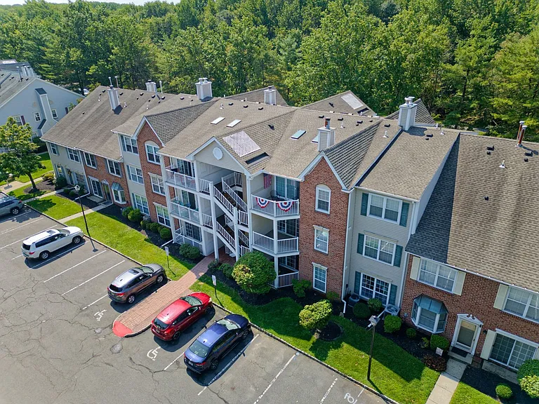 96 Versailles Ct — Photo 33