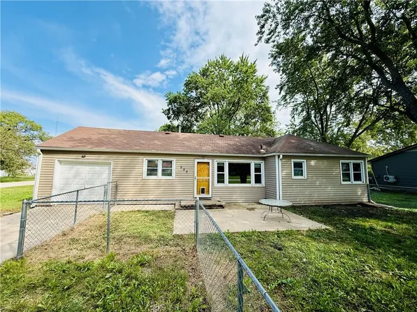 825 Jarboe St, Burlington, KS 66839
