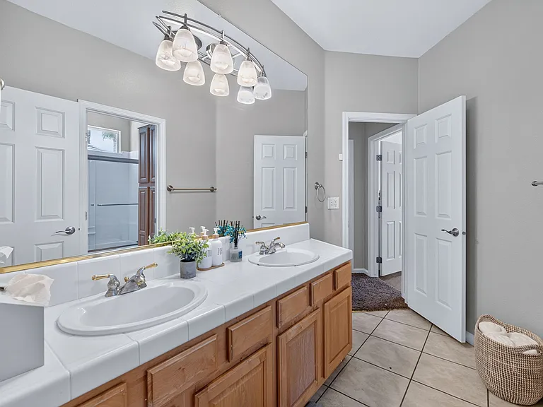 9427 N Winery Ave — Photo 2