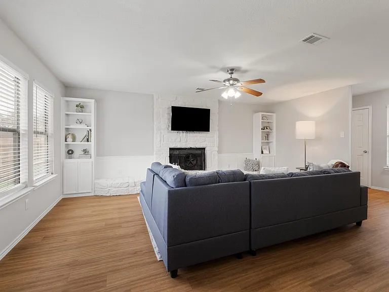 2216 Silverleaf Ln — Photo 2