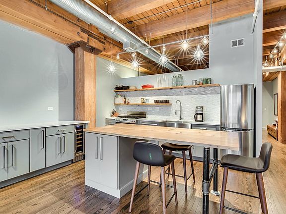 5th image of 360 W Illinois St APT 315