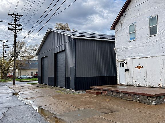 3rd image of 1605 Plum St
