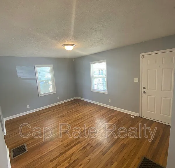 2299 Hamilton Ave — Photo 2