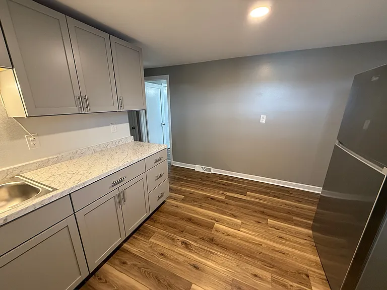 210 Hill St — Photo 9