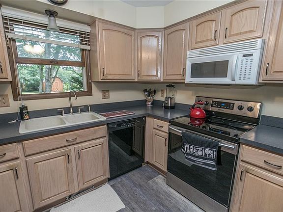 5th image of 22333 Jonathan Dr