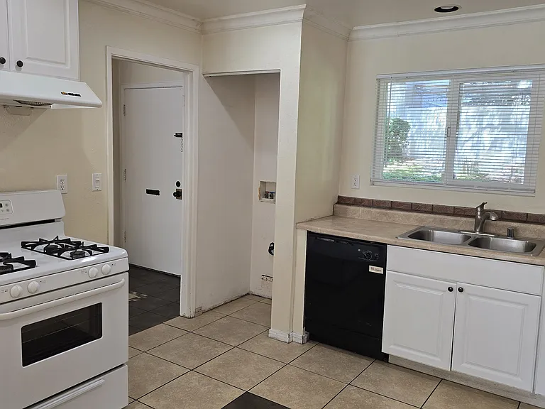 671 E Matchwood Pl — Photo 3