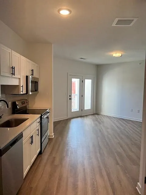 Studio, 653 sqft, $1,295 — Photo 2
