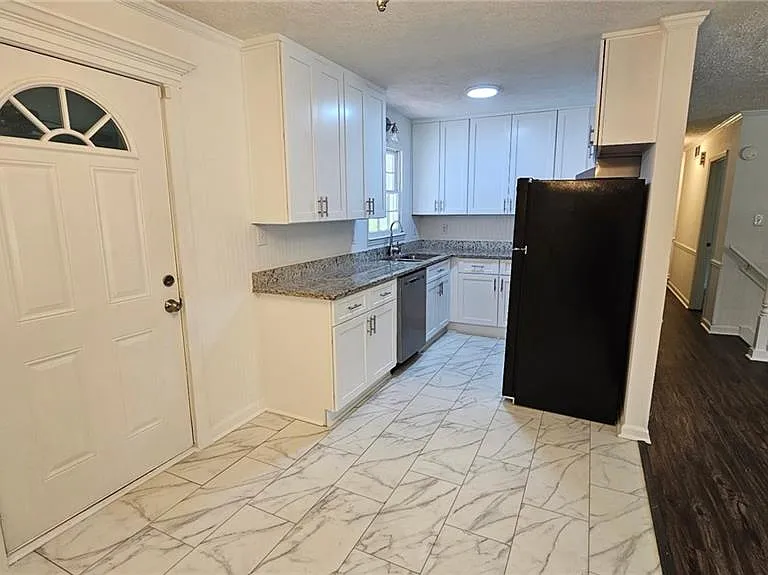 1231 Woodleigh Rd SW — Photo 9