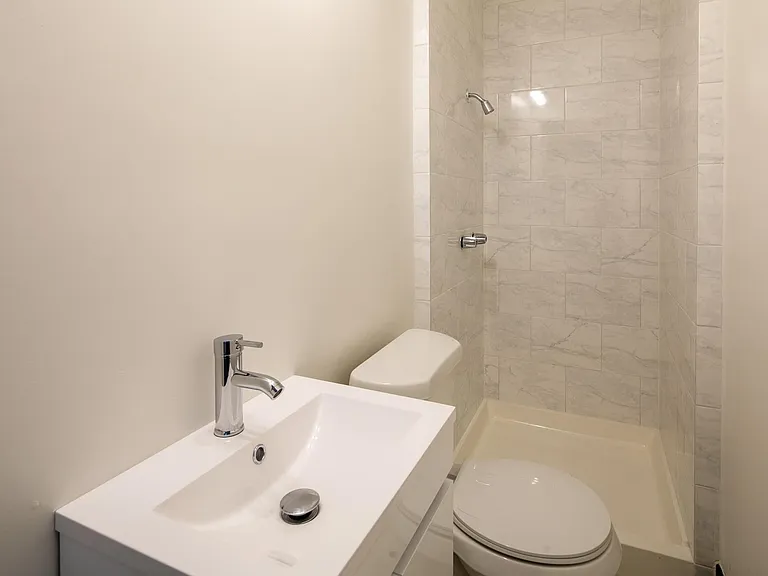 407 E Houston St — Photo 12