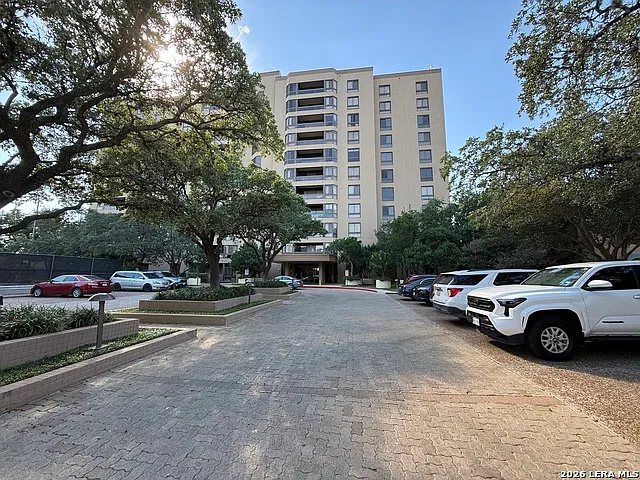 Carlyle — Photo 1