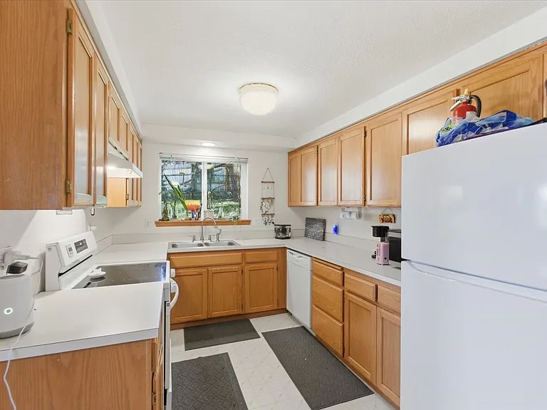 1819 Skyline Ct S — Photo 2