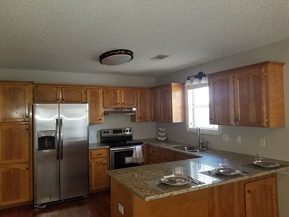 Kitchen w/ bkfst bar