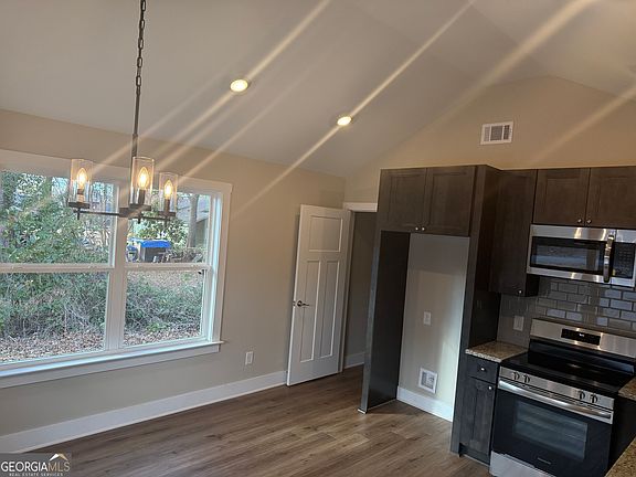 5th image of 101 Cedar St