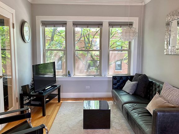3rd image of 1702 W Catalpa Ave #3