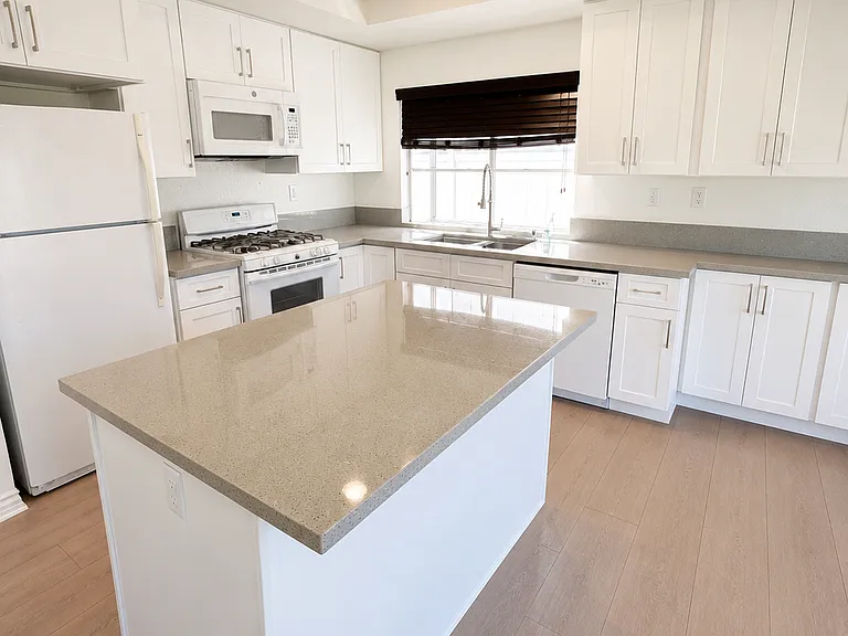 15434 Ficus St — Photo 7