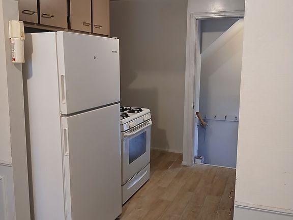 Kitchen w/new ceramic floor