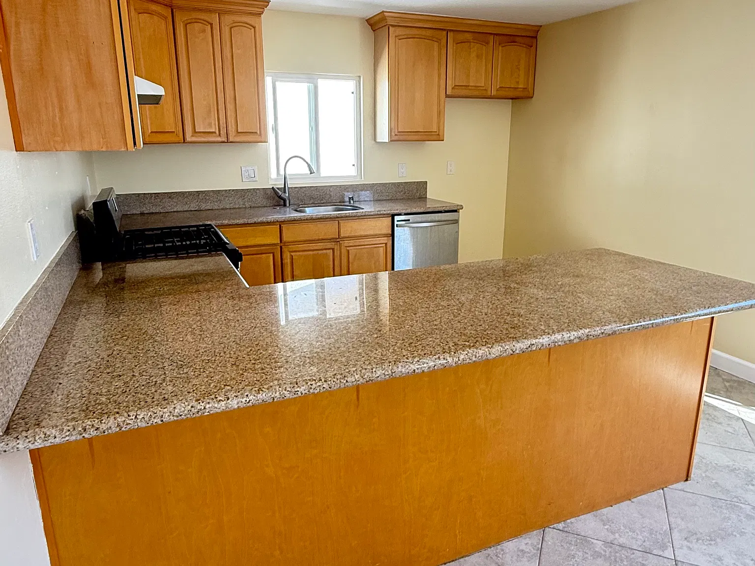 2 bed, 850 sqft, $2,500 — Photo 2