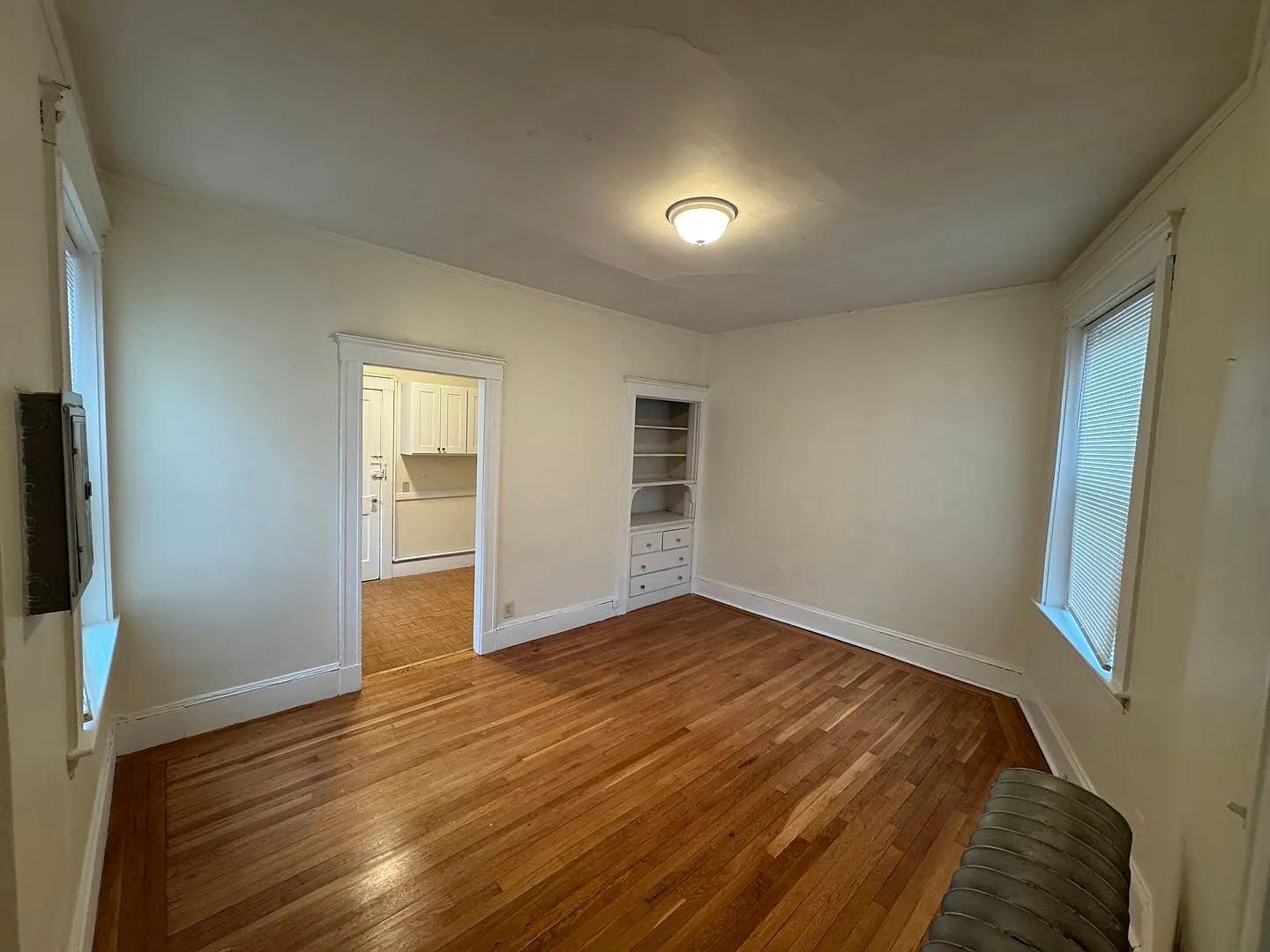 9/1 Top floor 3BR in Brighton, heat inc! — Photo 2