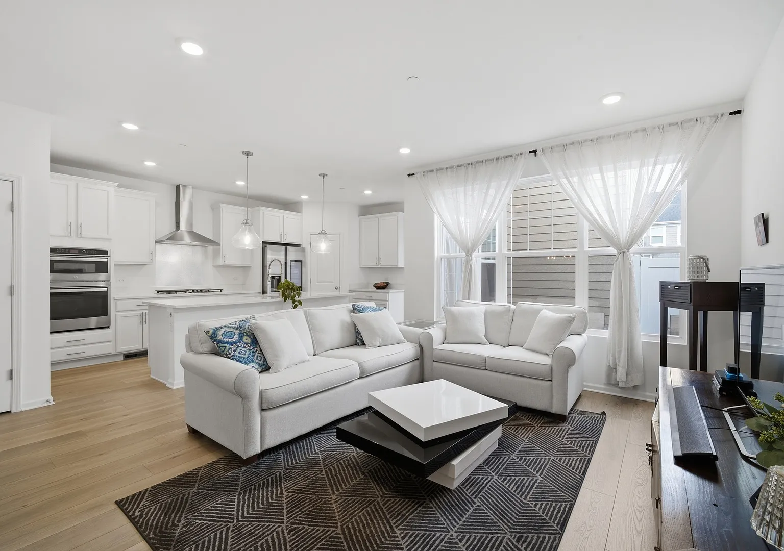 4 bed, 3.0 bath, 2461 sqft, $4,500 — Photo 4