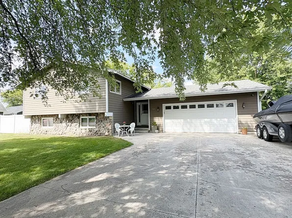 703 Lake St NW, Warroad, MN 56763