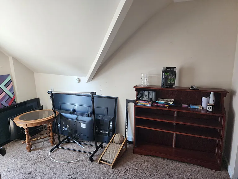 3rd floor office or 5th bedroom