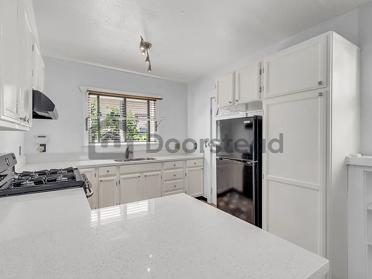 1937 Vicksburg Ave — Photo 13