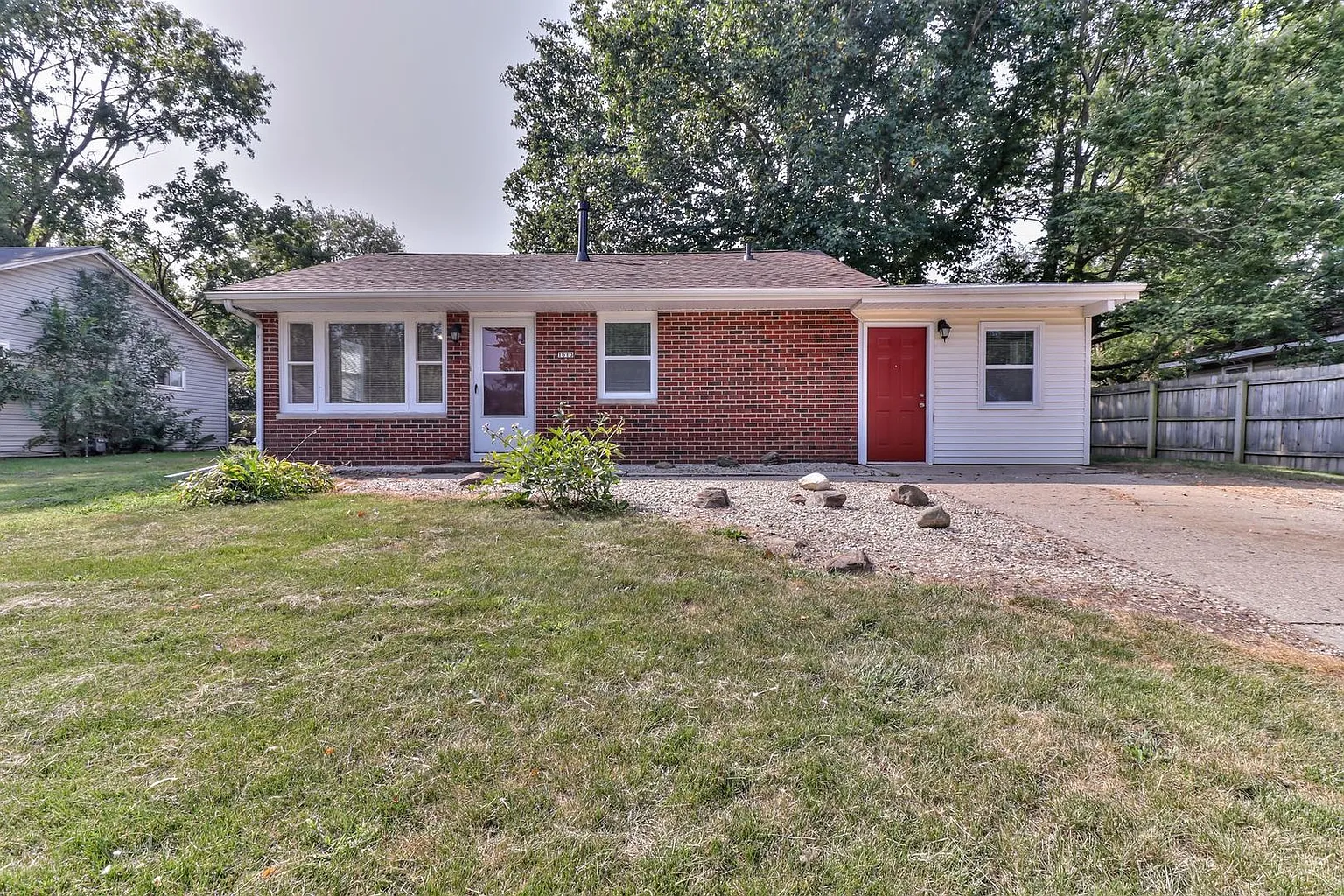 1613 Williamsburg Dr photo 1