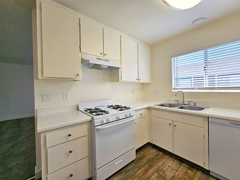 Raymond Ritz Apartments — Photo 23