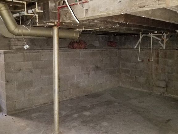 2nd image of 204 E Lake St