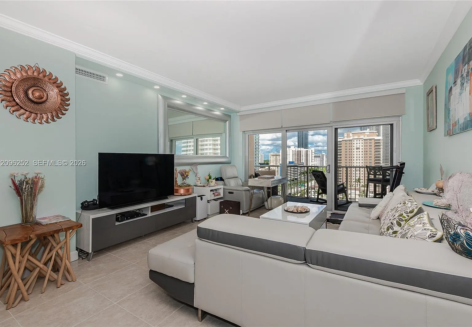 Hemispheres Condo — Photo 2