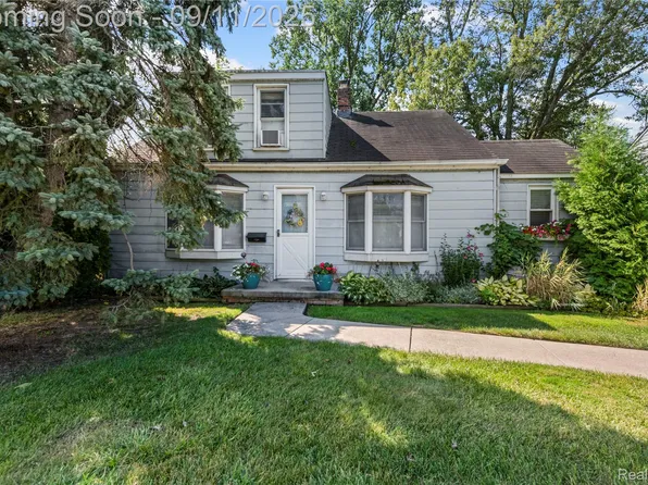 22606 Liberty St, Saint Clair Shores, MI 48080