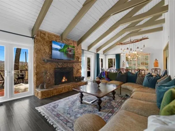 943 Nadelhorn Dr, Lake Arrowhead, CA 92352