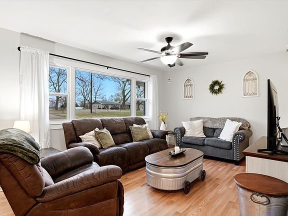 4th image of 3535 NE Meriden Rd