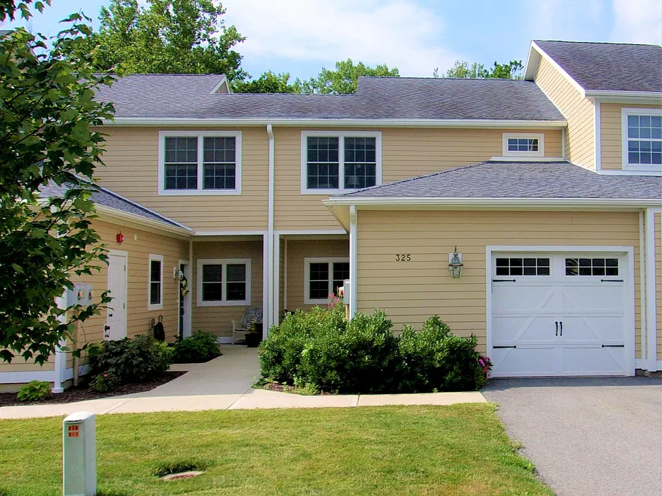 325 Ivy Trl