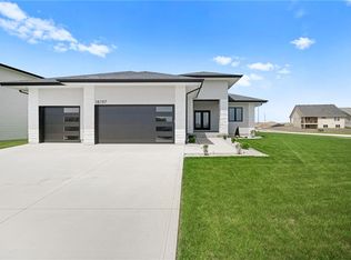 18197 Tanglewood Dr, Clive, IA 50325