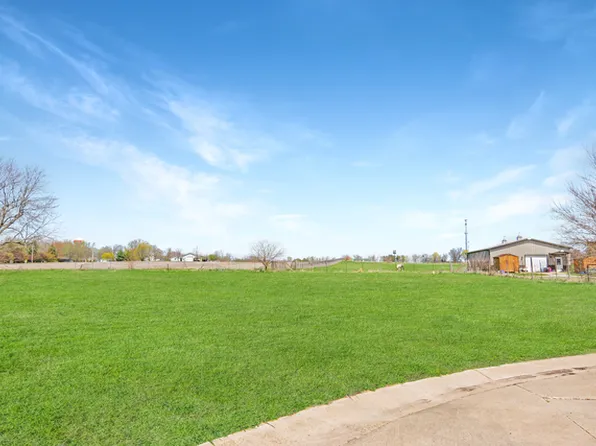 114 Fox Run Ct, Le Roy, IL 61752