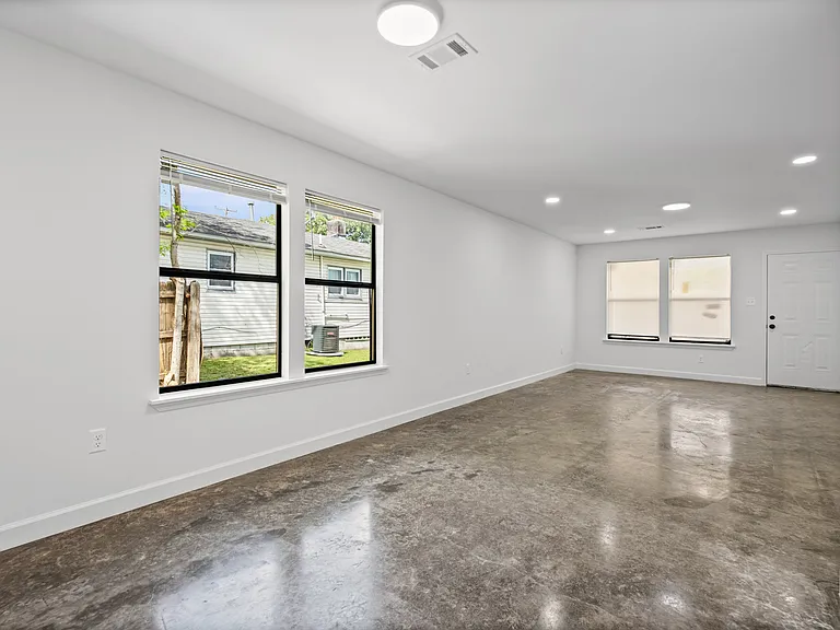 1493 S McLean Blvd — Photo 8