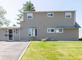 9 Greenbelt Ln, Levittown, NY 11756