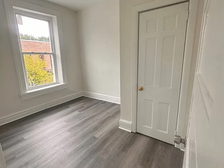 207 - 209 Locust St — Photo 2